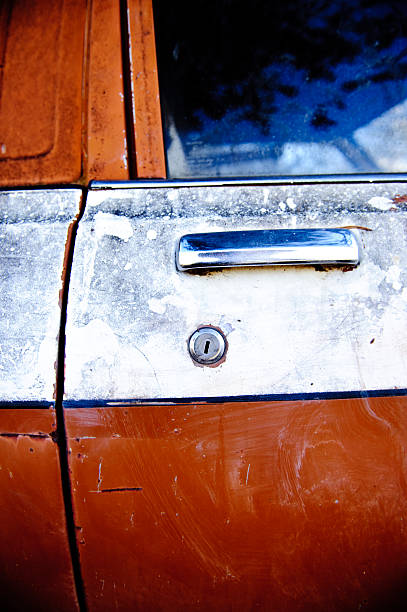 sportello d'auto vecchio arrugginito chiave foro - vehicle door rusty old fashioned old foto e immagini stock