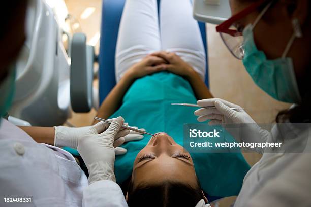 Beim Zahnarzt Stockfoto und mehr Bilder von Zahnarzt - Zahnarzt, Zahnarztpraxis, Zusammenarbeit