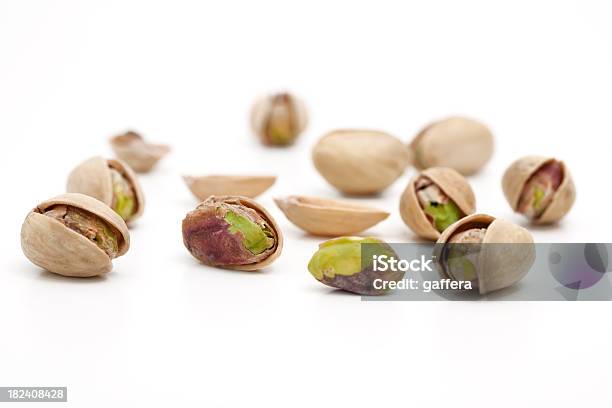 Llamados Foto de stock y más banco de imágenes de Pistacho - Pistacho, Fondo blanco, Alimento