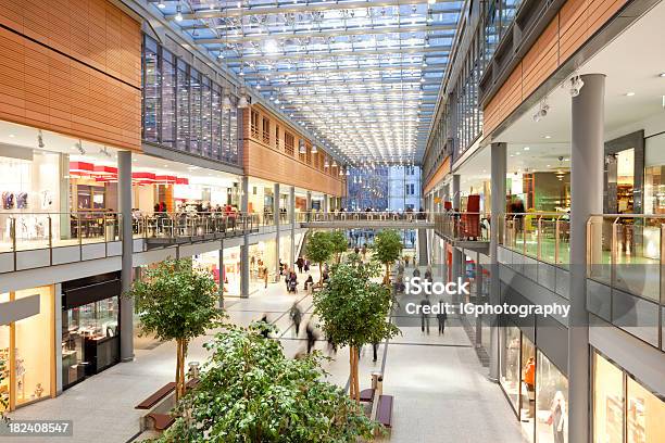 Foto de Elegante Shopping Mall e mais fotos de stock de Shopping center - Shopping center, Comércio - Consumismo, Fazer Compras