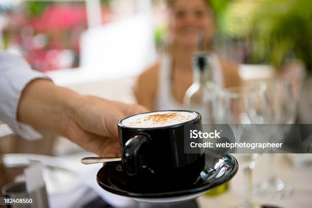 Photo libre de droit de Servant Du Café banque d'images et plus d'images libres de droit de Adulte - Adulte, Aliments et boissons, Assis