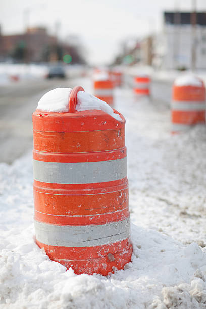 cone de trânsito - car winter road reflector snow - fotografias e filmes do acervo