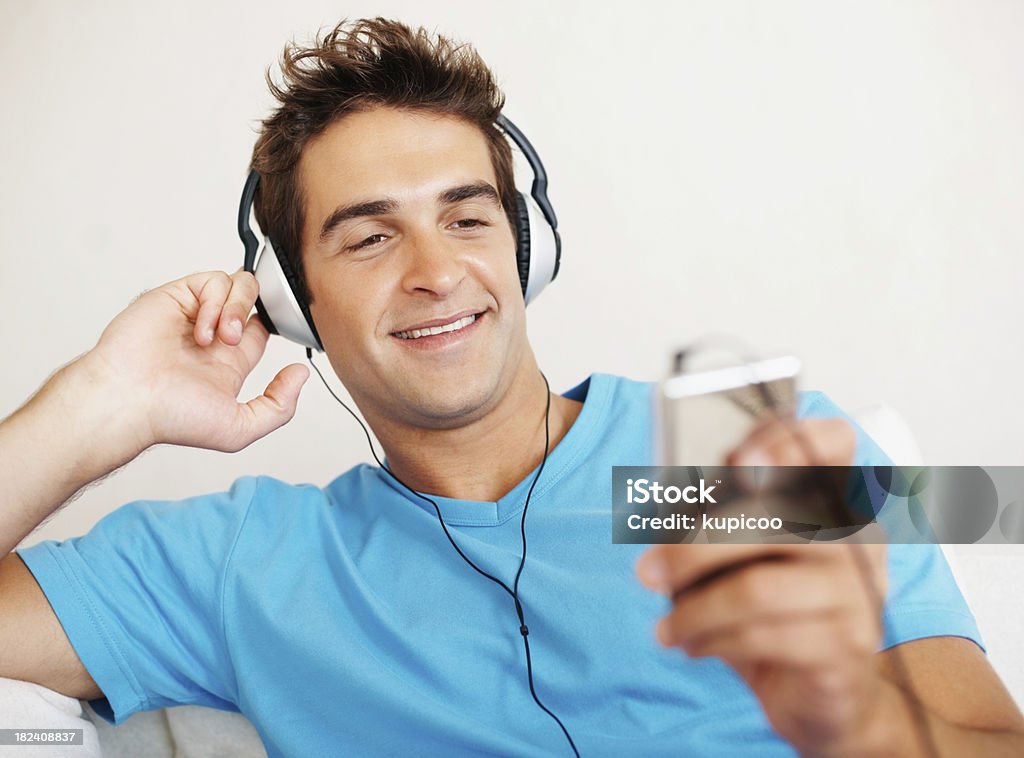 Linda jovem ouvindo música - Foto de stock de 20 Anos royalty-free