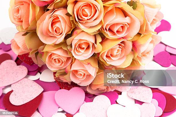 Bouquet De Rosas Sobre La Cama De Corazón Día De San Valentín Foto de stock y más banco de imágenes de Amor - Sentimiento