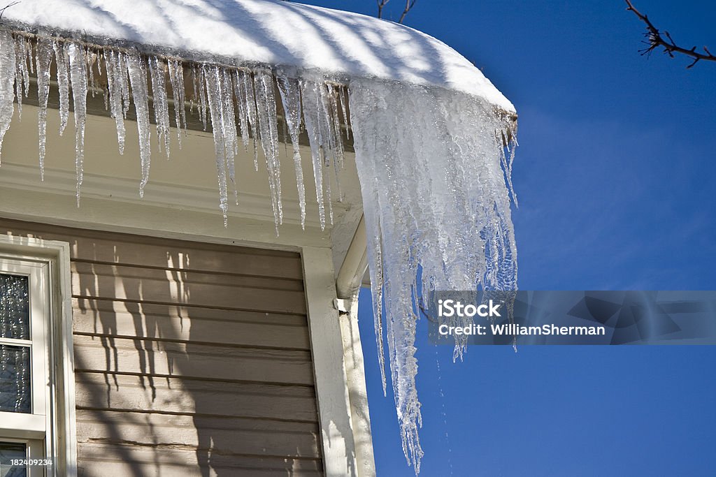 Icicles zwisające z dachu zimą - Zbiór zdjęć royalty-free (Sopel)