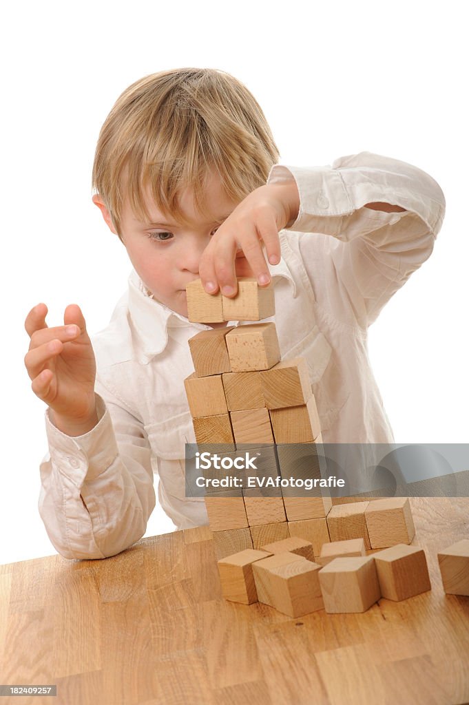 Junge schafft eine tower mit Häuserblocks - Lizenzfrei Bauklotz Stock-Foto