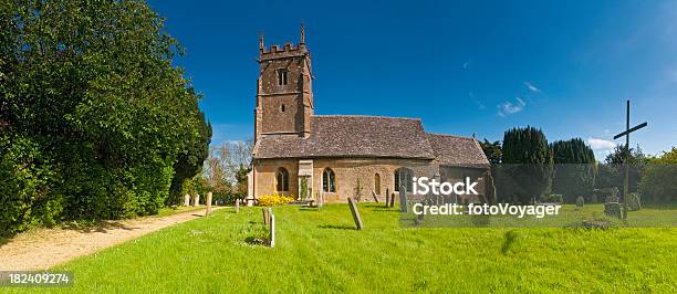 Idyllische Land Kirche Einfachen Hölzerne Kreuz Sommerpanorama Cotswolds Uk Stockfoto und mehr Bilder von Alt