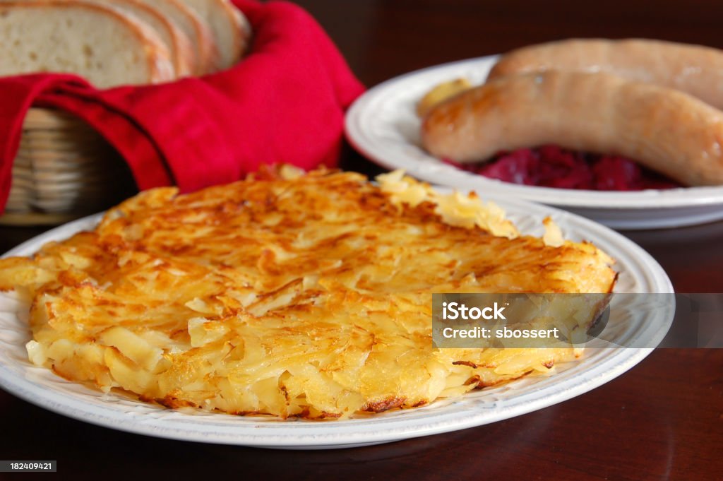 Roeschti con salchicha Bratwurst - Foto de stock de Patata picada y frita libre de derechos