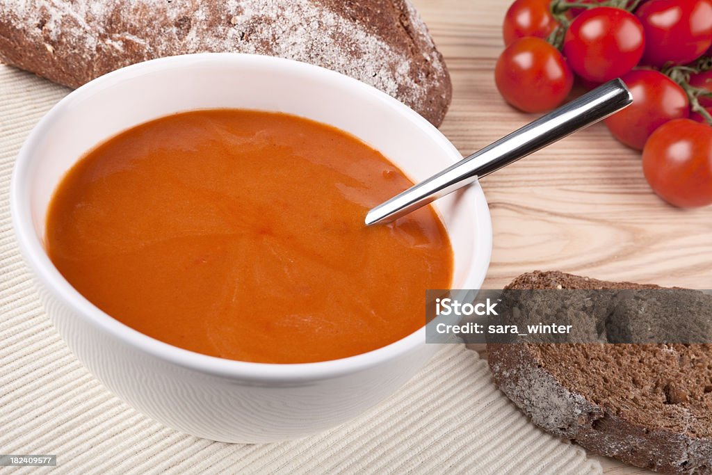 Томатный суп в миску - Стоковые фото Бежевый роялти-фри