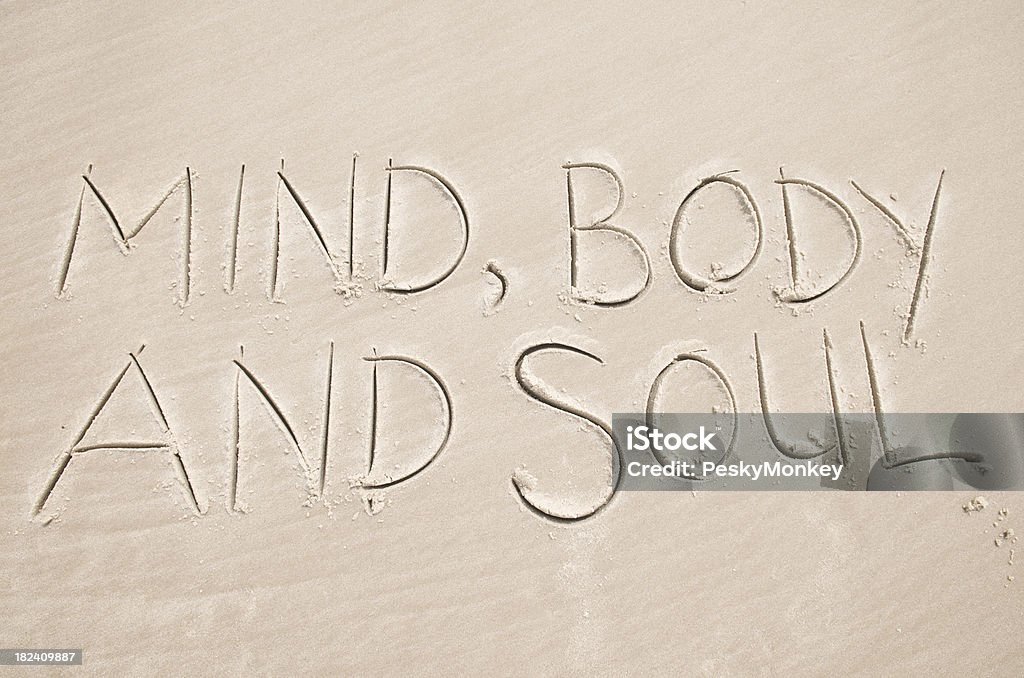 Mente corpo e alma lisa mensagem na praia de areia - Royalty-free Contemplação Foto de stock