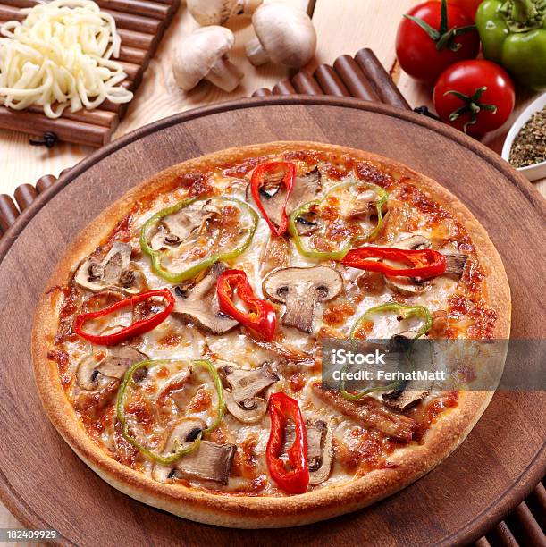 Pizza Stockfoto und mehr Bilder von Fotografie - Fotografie, Frische, Garkochen