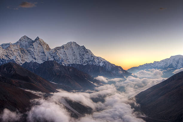 puesta de sol sobre himalayas - icefall fotografías e imágenes de stock