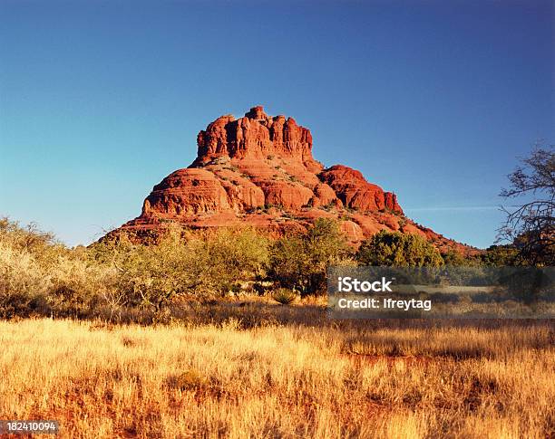 Metaliczny Wzorem Bell Rock Sedona - zdjęcia stockowe i więcej obrazów Bez ludzi - Bez ludzi, Czerwony, Fotografika