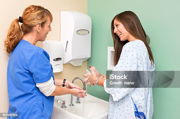 Personal De Enfermería Y El Paciente Handwashing Foto de stock y más banco de imágenes de Lavarse las manos - Lavarse las manos, Paciente, Personal de enfermería