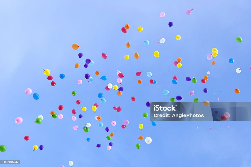 Разноцветные Плакат balloons flying away - Стоковые фото Воздушны�й шарик роялти-фри