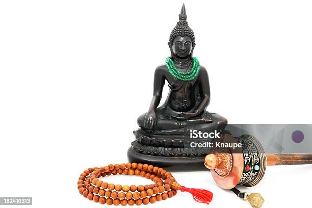 Estatua De Buda En Tibetano Con Cuentas De Oración Y Rueda Foto de stock y más banco de imágenes de Buda