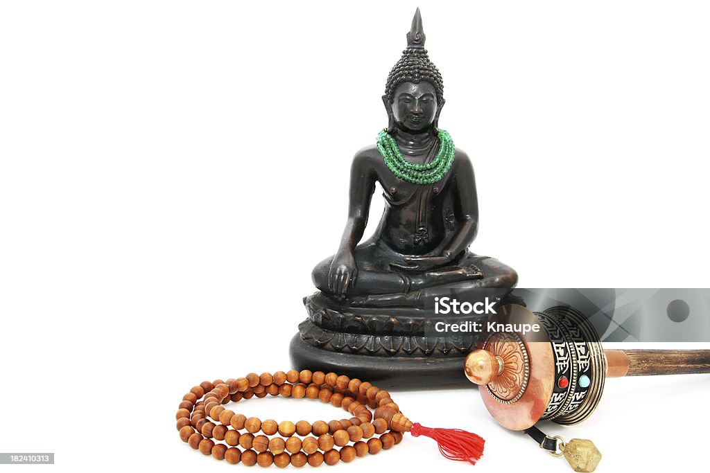 Tibetano estátua do Buda com Rosário e roda - Foto de stock de Buda royalty-free