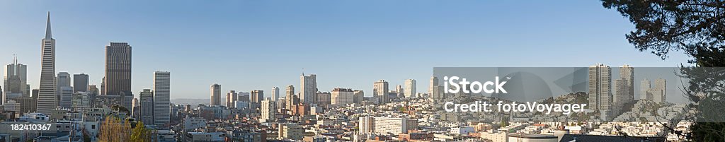 Rascacielos en el distrito financiero del centro de la ciudad edificios de apartamento panorama de la ciudad de San Francisco - Foto de stock de Barrio chino libre de derechos