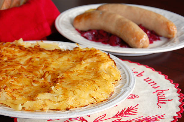 roeschti con bratwurst - hash brown european cuisine german cuisine latke foto e immagini stock