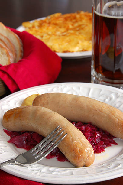 bratwurst con rosso cavolo e roeschti - hash brown european cuisine german cuisine latke foto e immagini stock