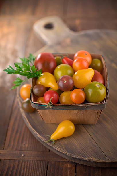 heriloom tomate cereja - heirloom tomato homegrown produce tomato organic imagens e fotografias de stock
