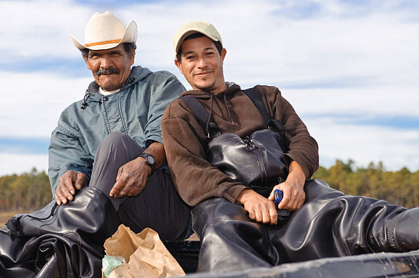 extracción de versátiles - trabajador emigrante fotografías e imágenes de stock