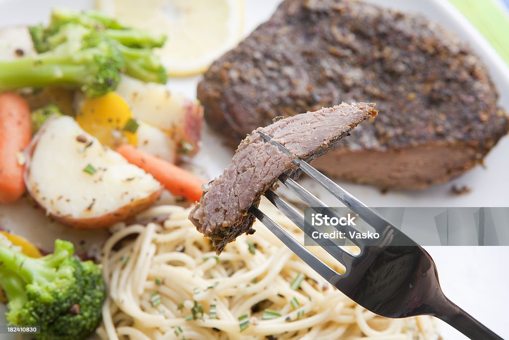 Steak à des pâtes et de légumes - Photo de Aliment libre de droits