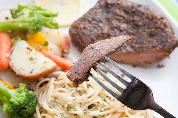 stek z makaronu i veggies - steak red potato dinner beef zdjęcia i obrazy z banku zdjęć