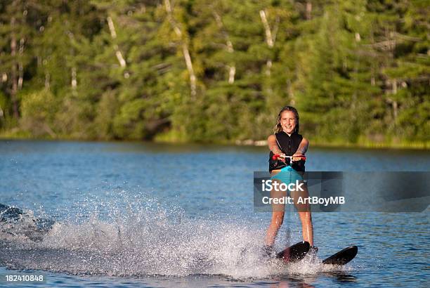 Воднолыжный Спорт — стоковые фотографии и другие картинки Девушки - Девушки, Спасательный жилет, Воднолыжный спорт