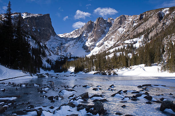 bezogene traum lake und hallett peak im winter - cold lake frozen estes park stock-fotos und bilder