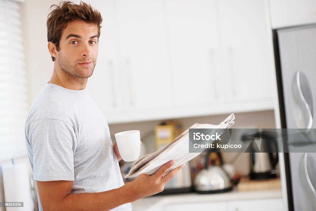 Jovem ler um jornal na cozinha - Royalty-free Chávena Foto de stock