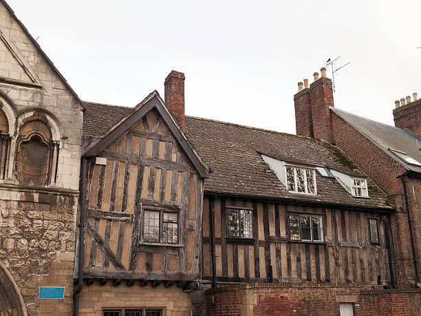 bâtiment à demi-colombage unpainted gloucester - tudor style house timber window photos et images de collection