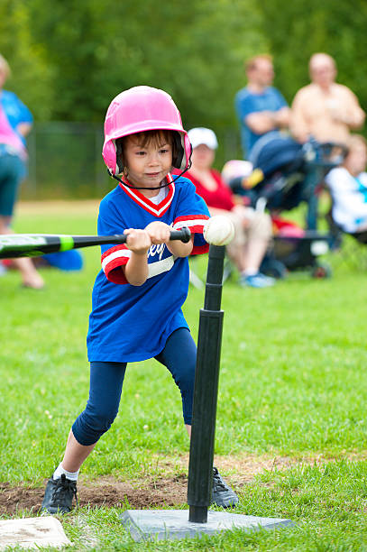 tee-baseball player - baseball und softball nachwuchsliga stock-fotos und bilder