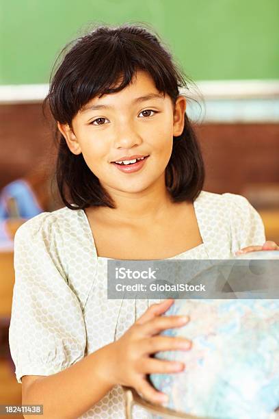 Süße Kleine Schule Mädchen Hält Einen Globus Stockfoto und mehr Bilder von 8-9 Jahre - 8-9 Jahre, Akademisches Lernen, Asiatischer und Indischer Abstammung