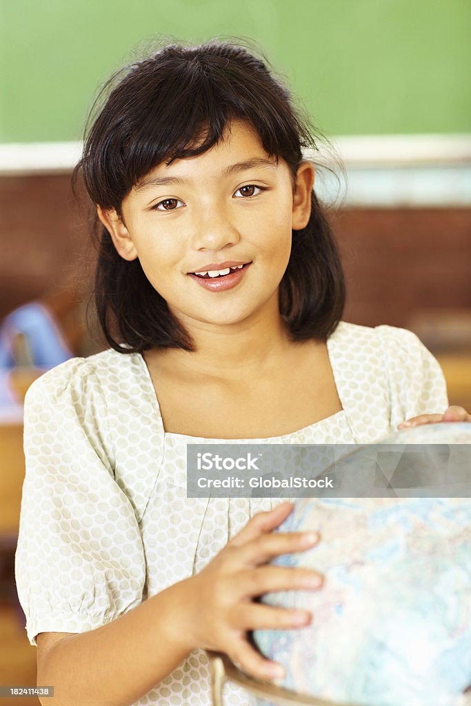 Sweet little school girl holding a un mundo - Foto de stock de 8-9 años libre de derechos