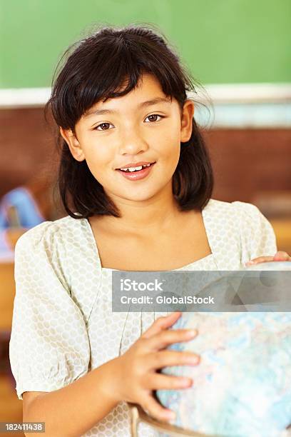 Sweet Little School Girl Holding A Un Mundo Foto de stock y más banco de imágenes de 8-9 años - 8-9 años, Aprender, Color - Tipo de imagen