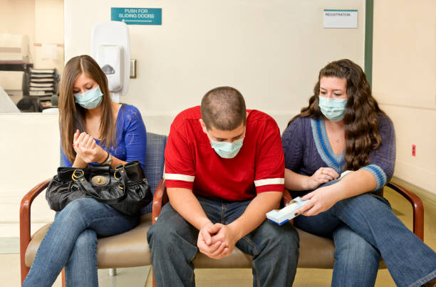 gripe na sala de espera do hospital - swine flu fotos imagens e fotografias de stock