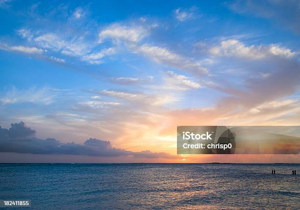 Puesta De Sol Tropical Foto de stock y más banco de imágenes de Cielo - Cielo, Puesta de sol, Anochecer