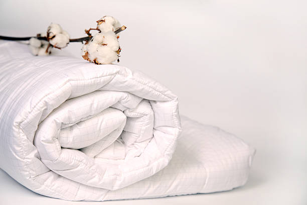 coton sur une couette. - textile folded white nobody photos et images de collection