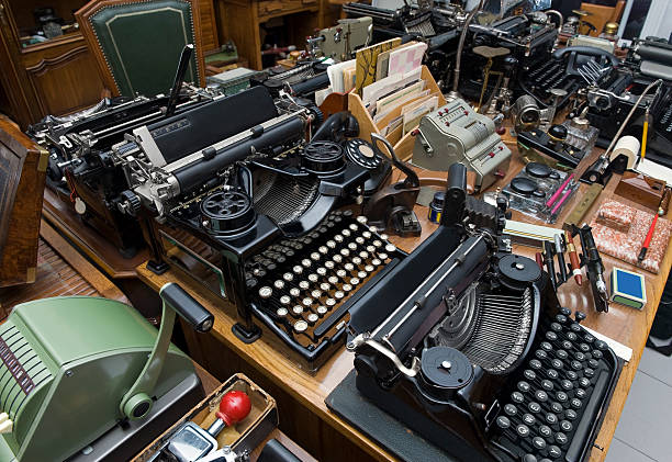 loja de antiguidades, equipamento de escritório. - typewriter keyboard typewriter antique old fashioned - fotografias e filmes do acervo
