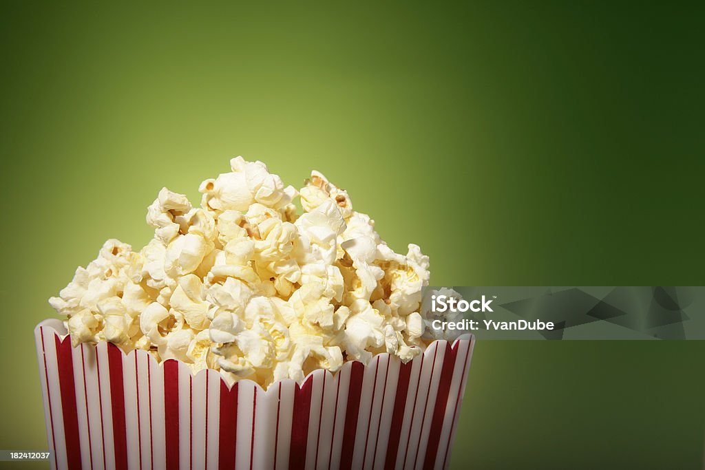 Rosso scatola film popcorn sul green - Foto stock royalty-free di Alimentazione non salutare