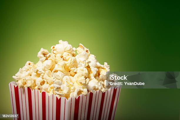 Rosso Scatola Film Popcorn Sul Green - Fotografie stock e altre immagini di Alimentazione non salutare - Alimentazione non salutare, Arte, Cultura e Spettacolo, Cibi e bevande