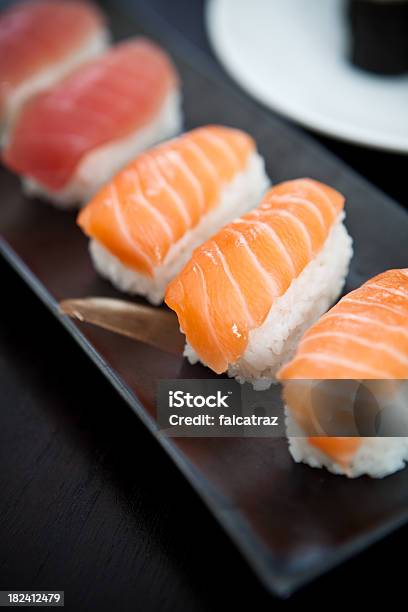 Sushi Mit Lachs Stockfoto und mehr Bilder von Fisch - Fisch, Fische und Meeresfrüchte, Fotografie