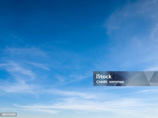 Bellissimo Cielo Con Nuvole Bianche - Fotografie stock e altre immagini di Cielo - Cielo, Blu, Nube