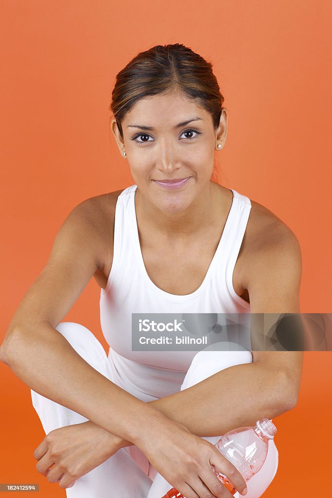 Joven mujer sonriente sentada en ropa cómoda - Foto de stock de Actividades y técnicas de relajación libre de derechos
