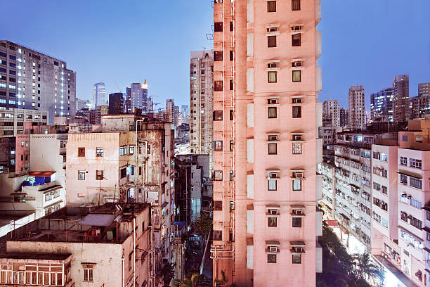 hong kong, chine - too small architecture in a row apartment photos et images de collection