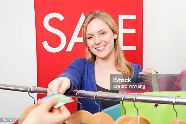 Mujer Joven Compras Con Tarjeta De Crédito Para Compras En La Tienda Foto de stock y más banco de imágenes de Adolescente