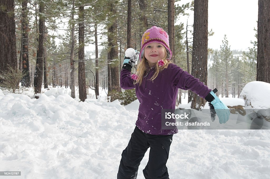 Ragazza lanciare palla di neve - Foto stock royalty-free di Bambino