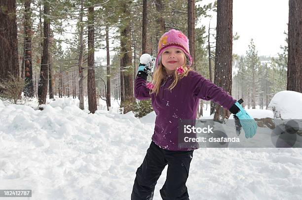 Ragazza Lanciare Palla Di Neve - Fotografie stock e altre immagini di Bambino - Bambino, Lanciare, Neve