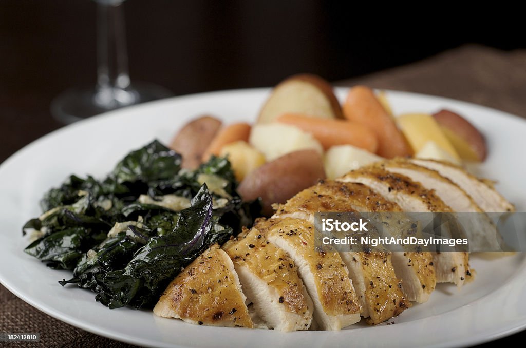 구운 닭 가슴살과 및 야채면 - 로열티 프리 오븐 닭구이 스톡 사진